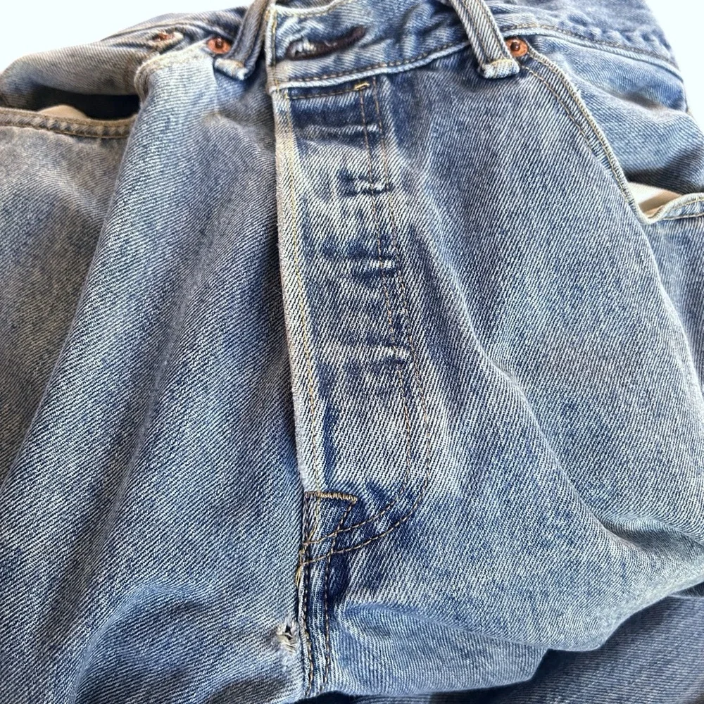 Levi’s 501 Blue Classic Button Fly Straight Leg Worn-In Distressed Jeans 34x30